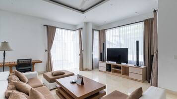 Villa, 3 habitaciones, alberca privada | Área de sala de estar | Televisión de pantalla plana de 50 pulgadas con canales por cable