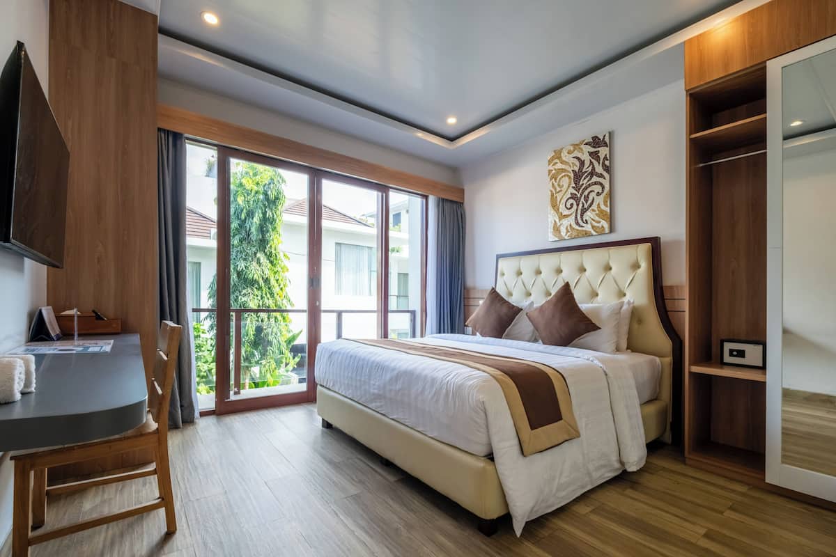 Deluxe Room | 1 bedroom, premium bedding, pillowtop beds, in-room safe
