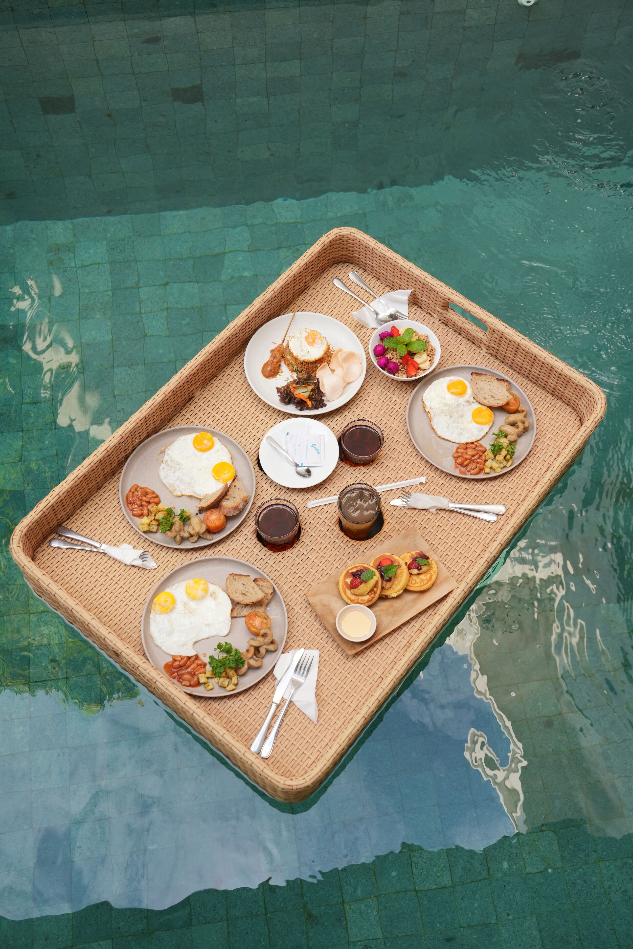 客室内のダイニングエリア