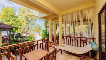 Quarto casal ou duplo luxo, sacada, vista para o mar | Terraço/pátio