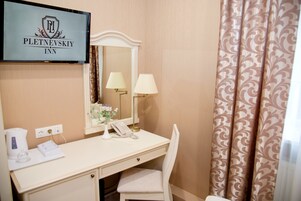 小型客房 | 高档床上用品、迷你吧、客房内保险箱、办公桌