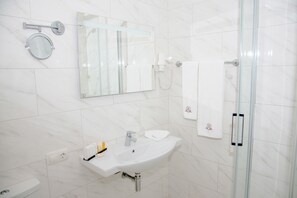 Suite, 1 habitación | Baño | Regadera, amenidades de baño gratuitas, secadora de cabello, batas 