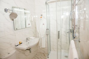 Shower, free toiletries, hair dryer, bathrobes - Pletnevskiy Inn Hotel (Kharkiv)