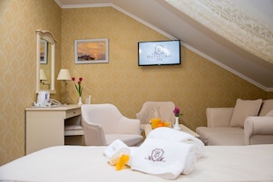Deluxe Room | Living area | LCD TV
