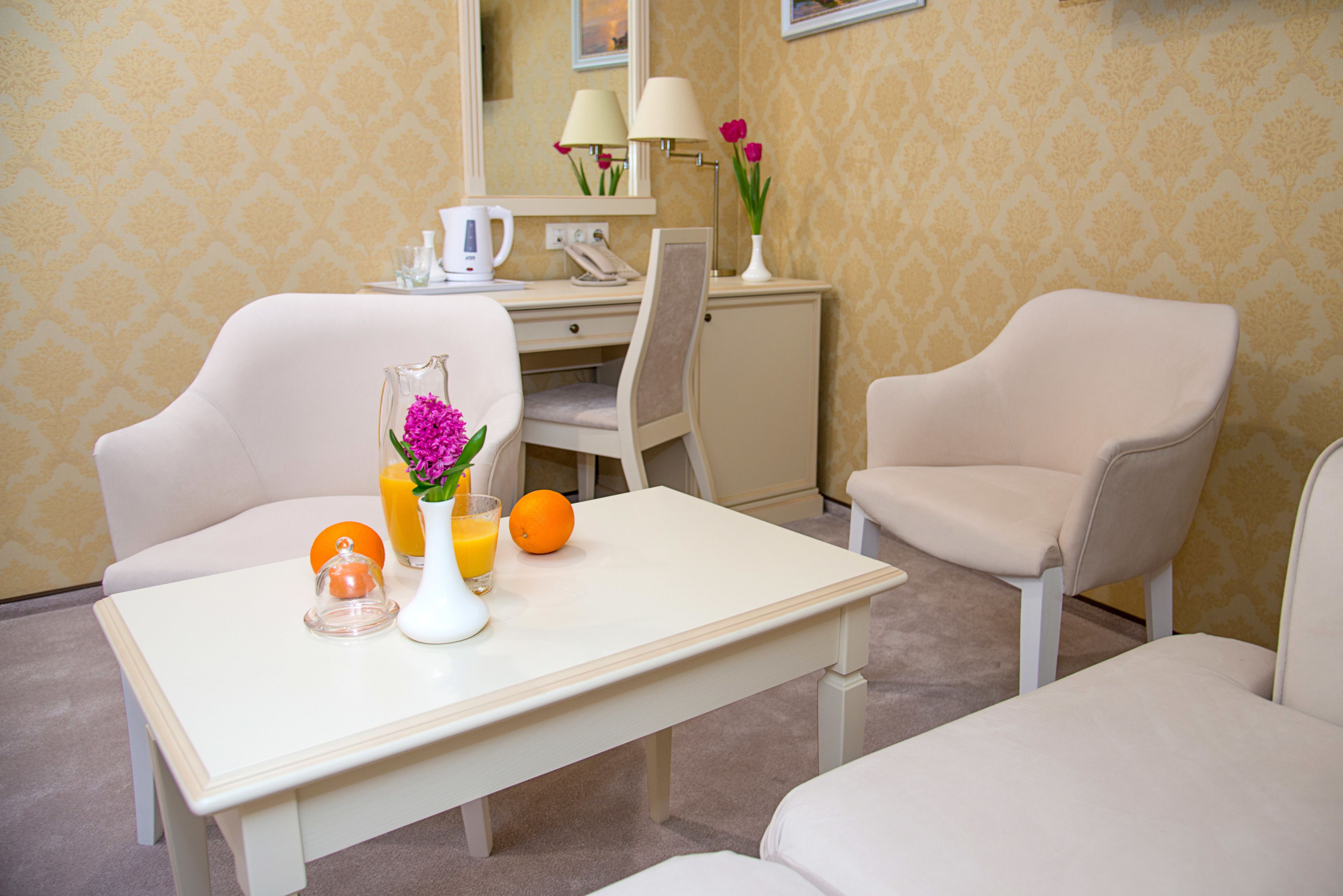 Deluxe-Zimmer | Wohnbereich | LCD-Fernseher