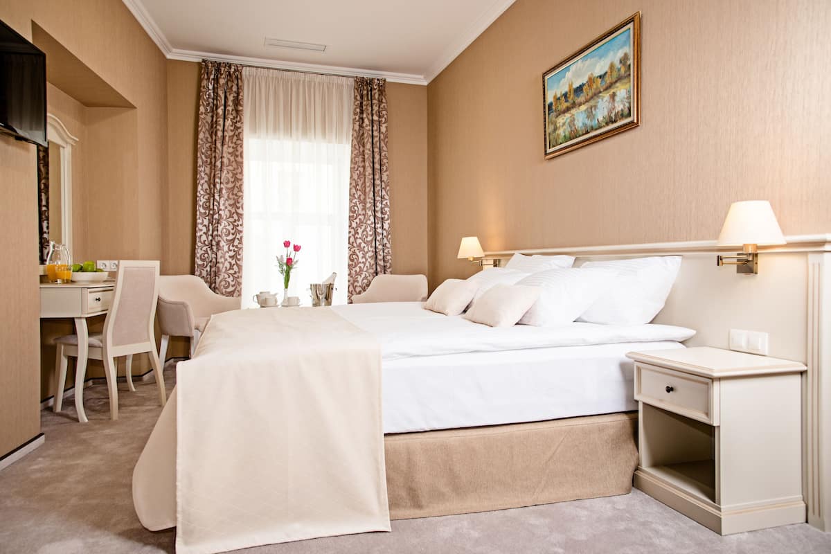 Suite, 1 Bedroom | Premium bedding, minibar, in-room safe, desk