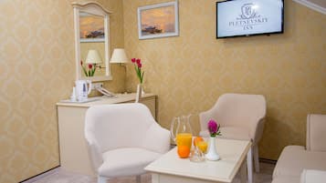 Familienstudio, 1 Schlafzimmer | Wohnbereich | LCD-Fernseher