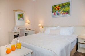 Superior Double Room | Living area | LCD TV - Pletnevskiy Inn Hotel (Kharkiv)