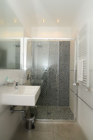 Quarto casal | Banheiro | Chuveiro, produtos de toalete grátis, secador de cabelo, bidê
