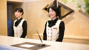 A reception area with a reception desk, a name tag, and a mirror. - Hotel nanvan Yaizu (Yaizu)