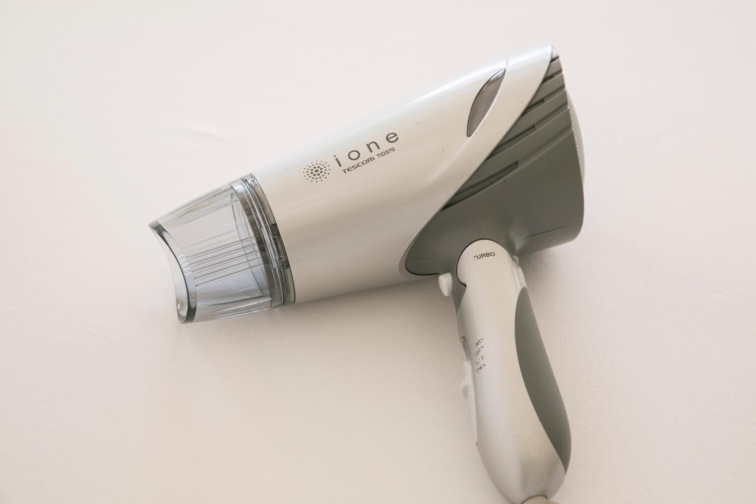 combined shower/bathtub, deep-soaking bathtub, free toiletries