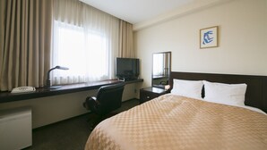 A hotel room with a bed, a desk with a computer, a chair, a television, and a window with curtains. - Hotel nanvan Yaizu (Yaizu)