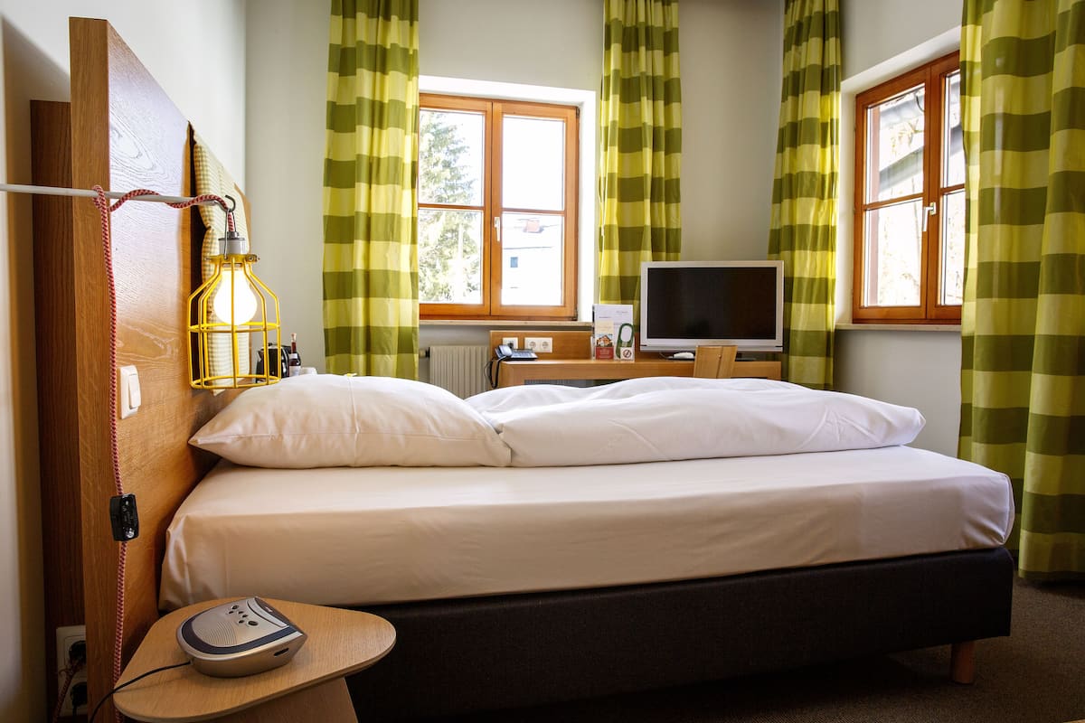 Eenpersoonskamer | Een minibar, een kluis op de kamer, een bureau, een laptopwerkplek