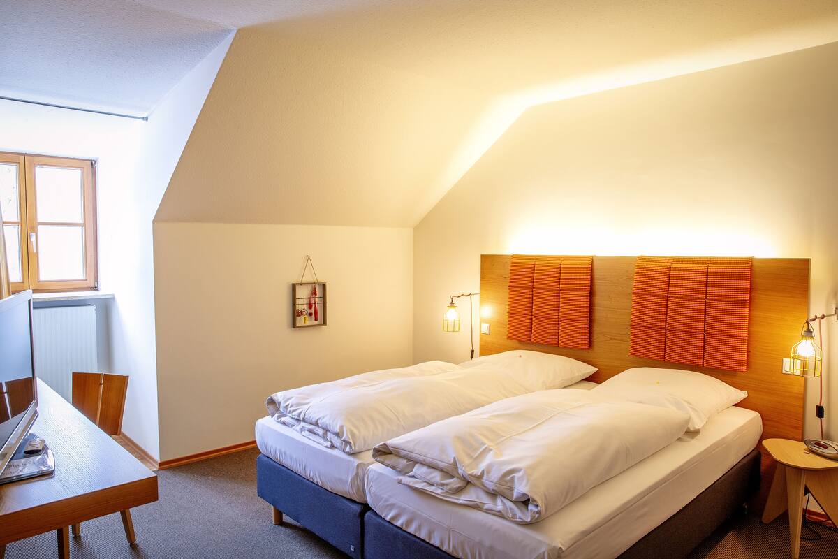 Minibar, két bảo mật tại phòng, bàn 