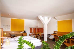 Triple Room | In-room dining - Hotel Gut Schwaige (Schaeftlarn)