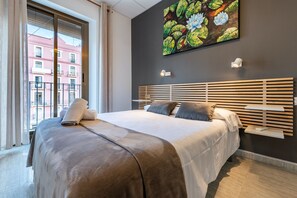 Habitación urbana, 1 cama matrimonial, vista a la ciudad | Cunas, wifi gratis y ropa de cama 