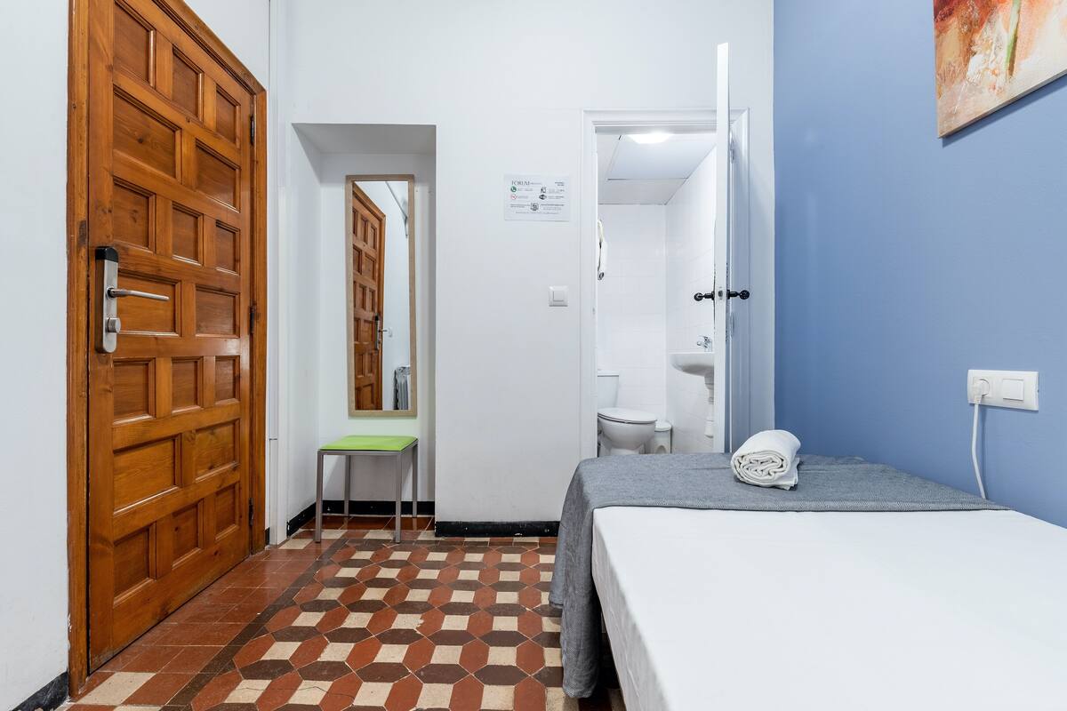 Single Room | Cribs (surcharge), WiFi (free), bed sheets