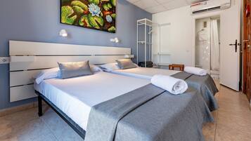 Habitació doble, vistes a la ciutat | Bressols, wifi gratuïta i roba de llit