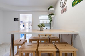 Chambre Standard, dortoir mixte, vue ville | Restauration dans la chambre