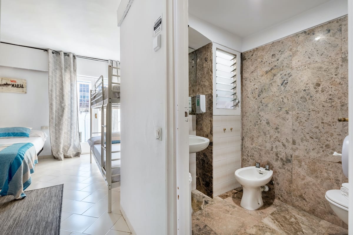 City kamer, 1 slaapkamer, privébadkamer | Babybedden, gratis wifi, beddengoed
