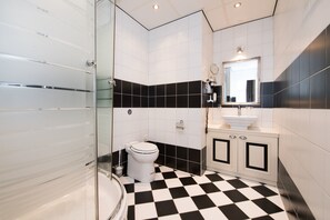 Toalettartikler (inkludert), hårføner og håndklær