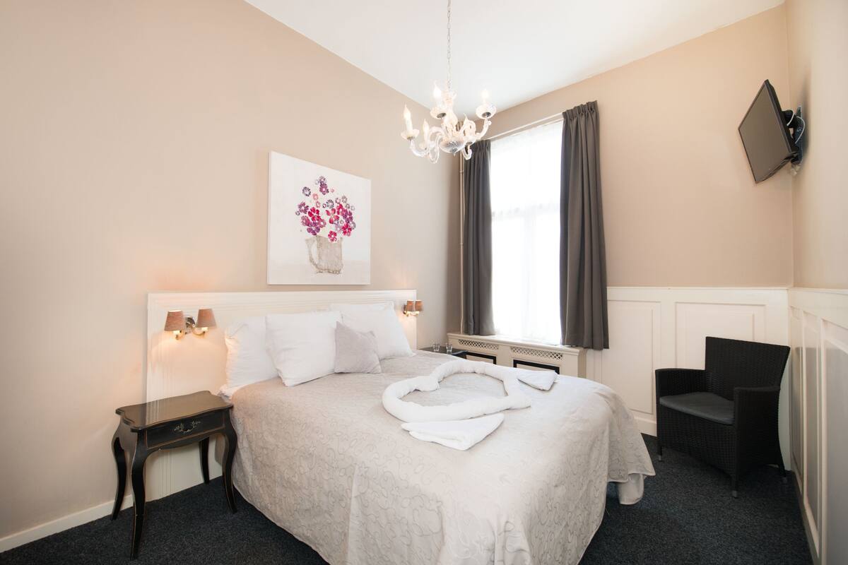 In-room safe, rollaway beds, free WiFi, bed sheets