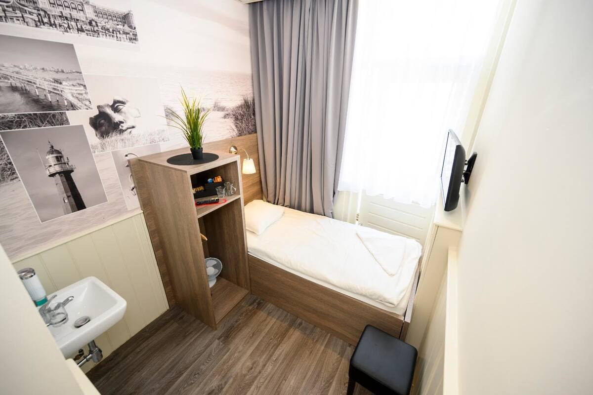 Single Room, Annex Building
