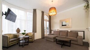 Suite, 1 Queen Bed | In-room safe, rollaway beds (surcharge), WiFi (free), bed sheets - Bella Vista (The Hague)