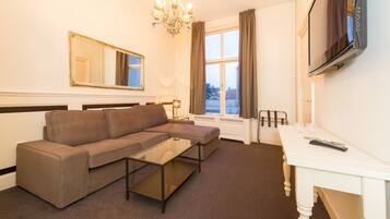 Suite, 1 Queen Bed | In-room safe, rollaway beds (surcharge), WiFi (free), bed sheets