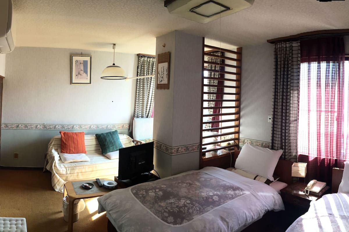 Quarto duplo, para não fumantes, banheiro privativo (Western Style) | Frigobar, escrivaninha, Wi-Fi de cortesia, roupa de cama