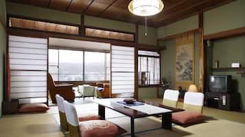 Frigobar, escrivaninha, Wi-Fi de cortesia, roupa de cama