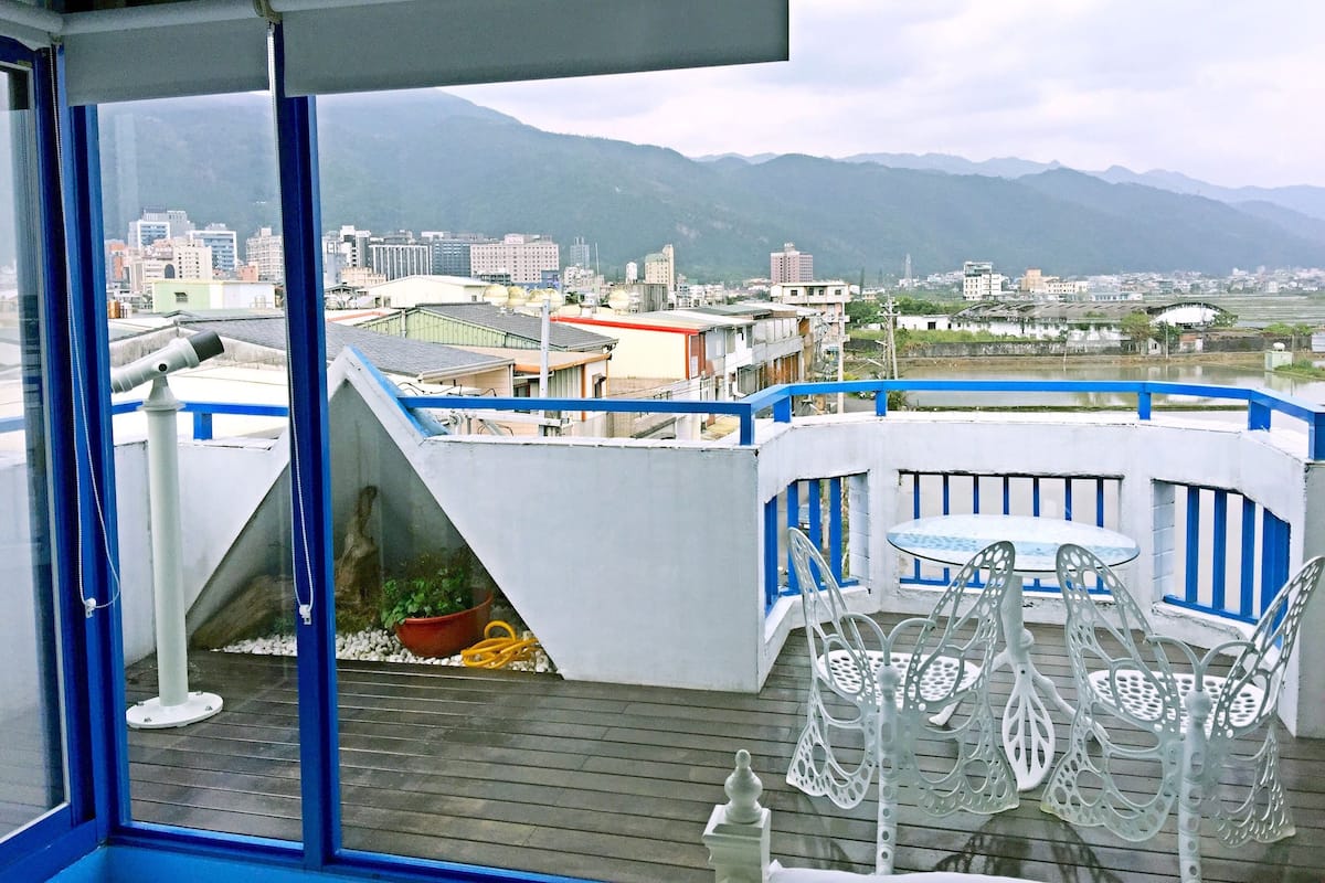 Ein Balkon mit Blick auf Stadt und Berge.