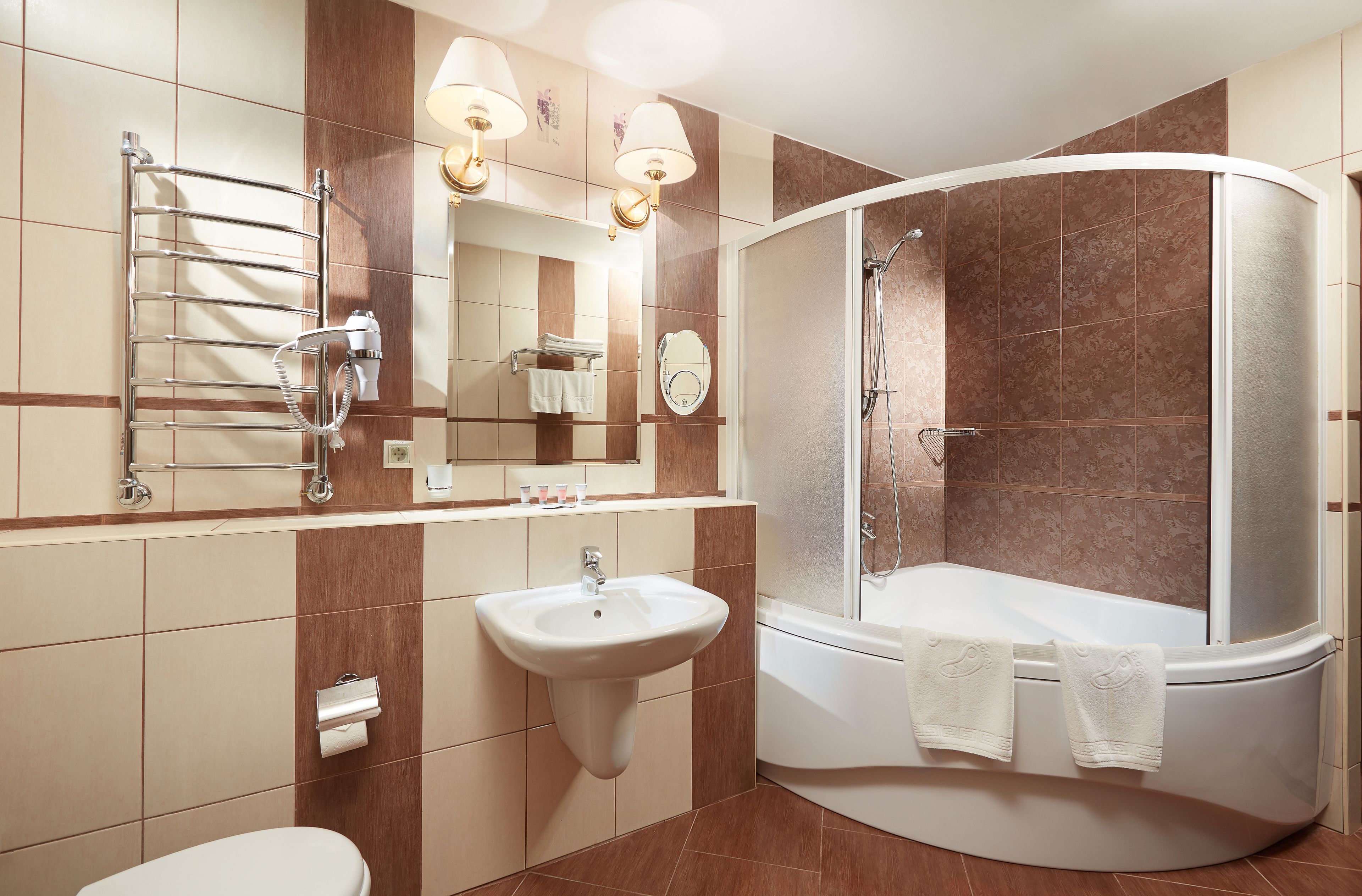 standard twin room | bathroom | free toiletries, hair dryer, towels