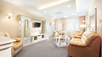 Suite superior, 1 habitación | Sala de estar | Televisión LCD