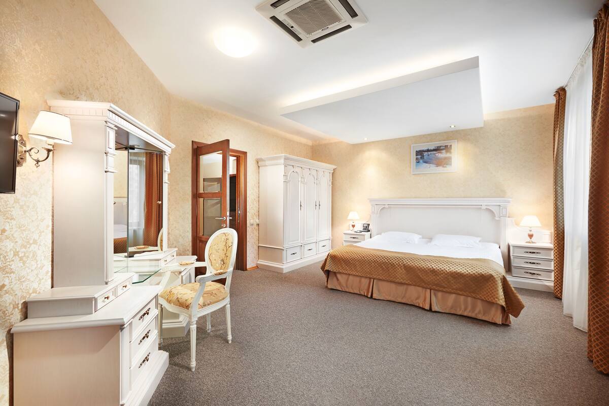 superior suite, 1 bedroom | in-room safe, desk, iron/ironing board, free wifi