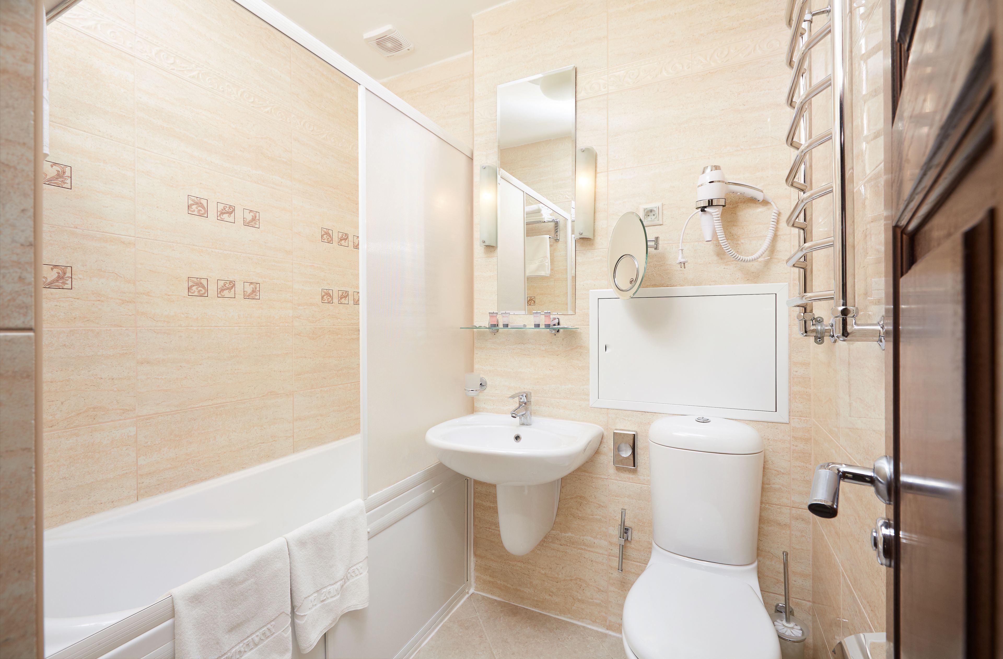 standard single room | bathroom | free toiletries, hair dryer, towels