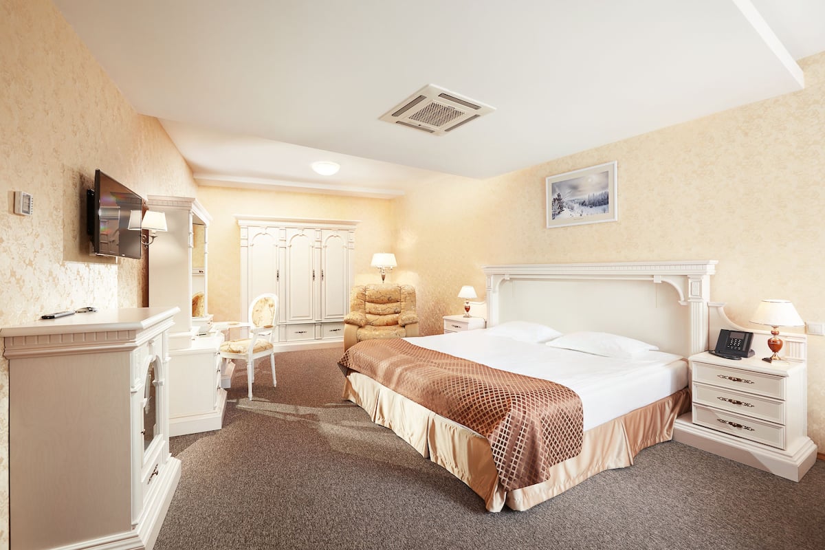 In-room safe, desk, iron/ironing board, free WiFi