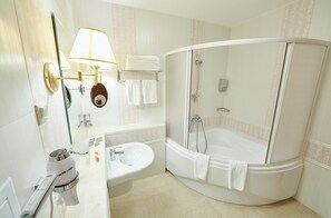 Superior Double Room | Bathroom | Free toiletries, hair dryer, towels - Victoria na Zamkovoy Hotel (Minsk)