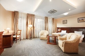 Standard Twin Room | In-room safe, desk, iron/ironing board, free WiFi