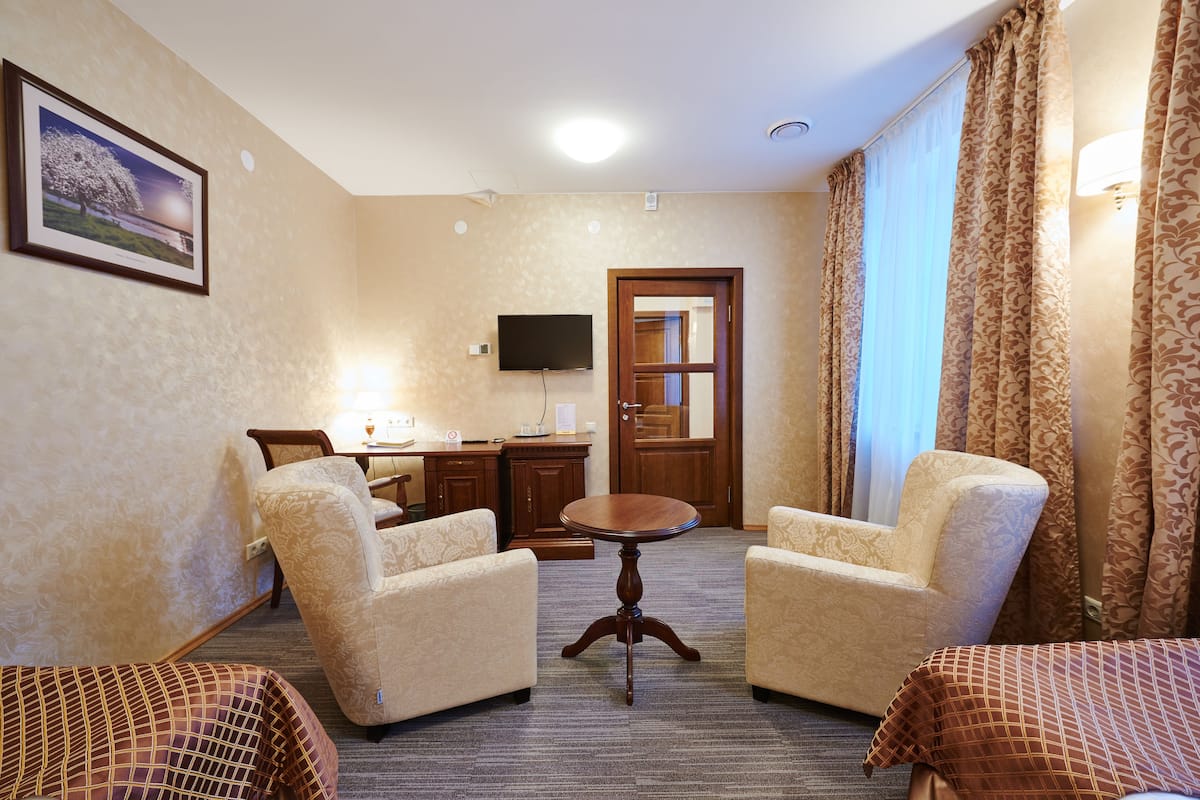 standard twin room, accessible | living area | lcd tv