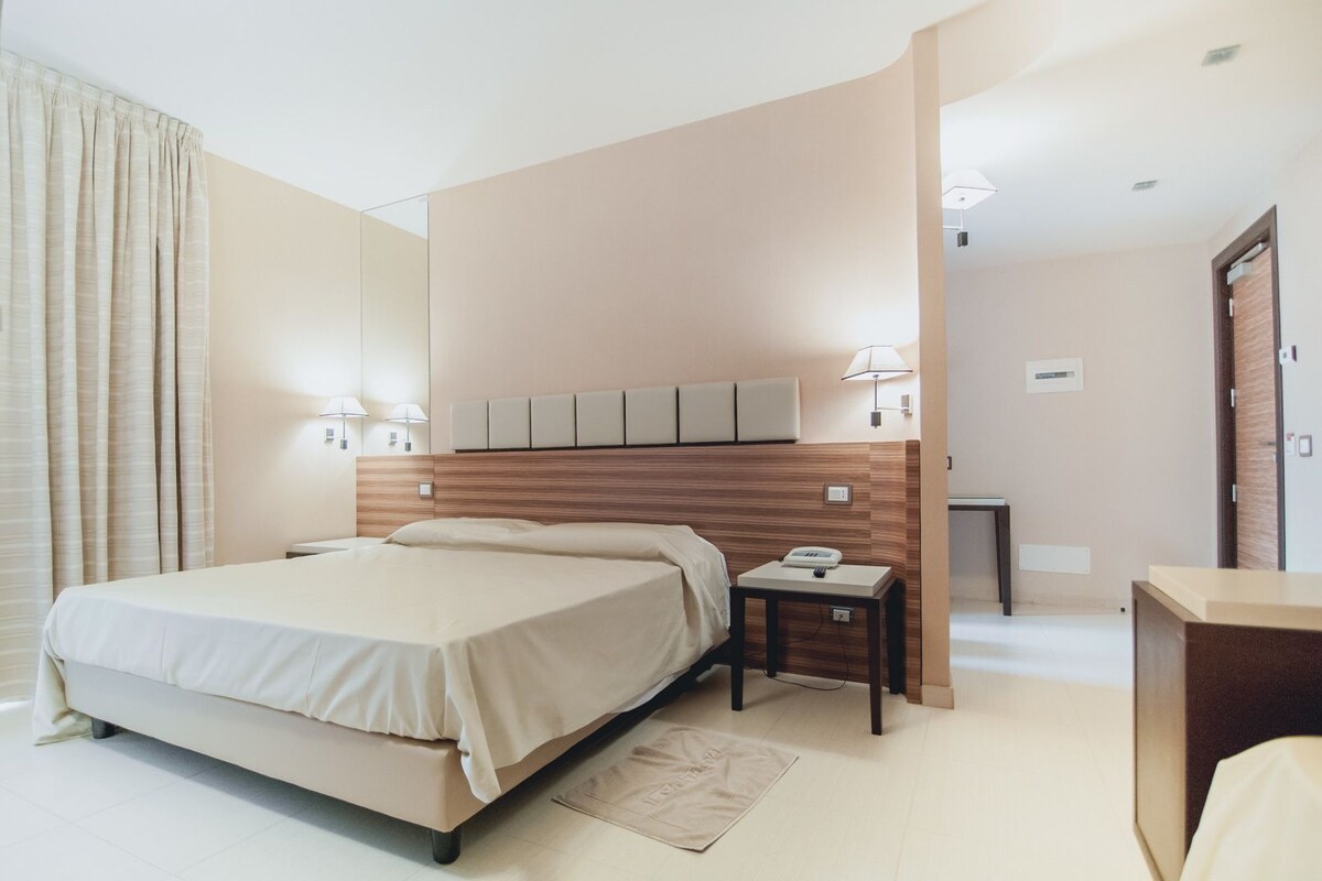 Een minibar, een kluis op de kamer, een bureau, verduisterende gordijnen