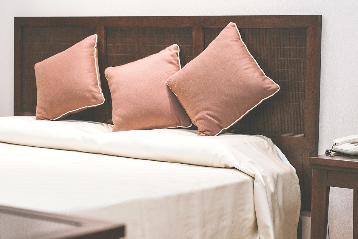 Minibar, coffres-forts dans les chambres, bureau, rideaux occultants