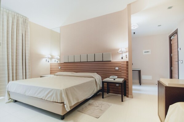 Double or Twin Room | Minibar, in-room safe, desk, blackout curtains