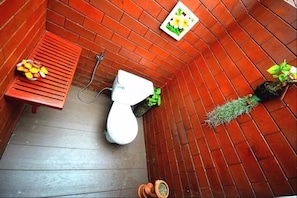 Deluxe Double Room with Shared Bathroom | Baño | Regadera, amenidades de baño gratuitas, toallas