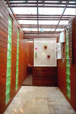 Deluxe Double Room with Shared Bathroom  | Baño | Regadera, amenidades de baño gratuitas, toallas 