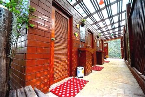 Deluxe Double Room with Shared Bathroom  | Baño | Regadera, amenidades de baño gratuitas, toallas 