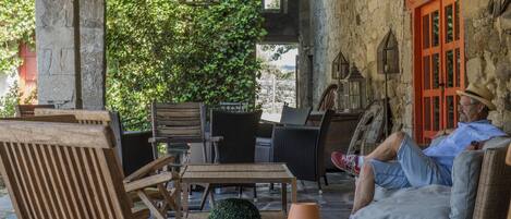 Un espace extérieur aménagé avec du mobilier en bois, une table et une plante en pot.