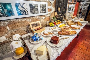Daily buffet breakfast for a fee - Casa Grande de Rosende (Sober)