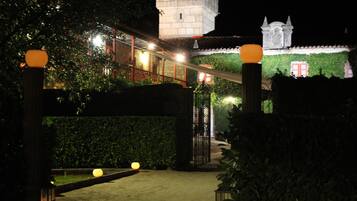 Fachada da propriedade à noite