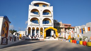 A multi-story building with balconies and a central entrance. - Greece Style Hotel (Hengchun)